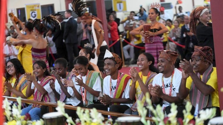 Vijana wakimsikiliza Baba Mtakatifu Francisko kwa shauku kubwa