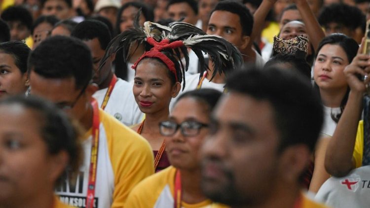 Jóvenes timorenses en el Centro de Congresos de Dili