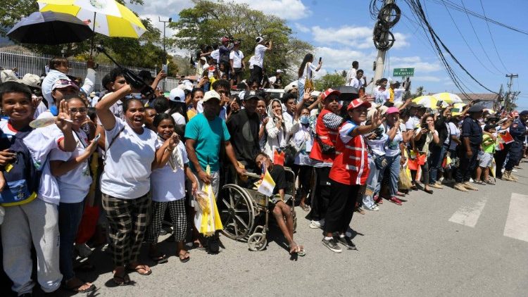 Wo der Papst vorbeikam, warteten viele Menschen am Straßenrand in Dili (Osttimor)