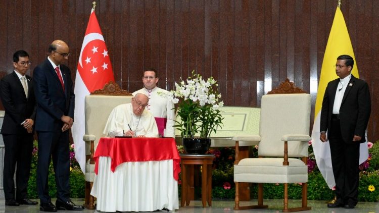 El Papa firma el libro de honor