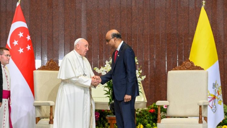 Il saluto tra Papa Francesco e il Presidente della Repubblica alla Parliament House nella cerimonia di benvenuto 