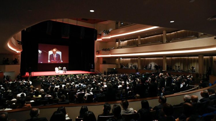 Il teatro che ospita l'incontro con le autorità di Singapore