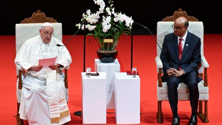 Encuentro del Papa Francisco con las autoridades, la sociedad civil y el cuerpo diplomático en Singapur, jueves 12 de septiembre de 2024. (Vatican Media)