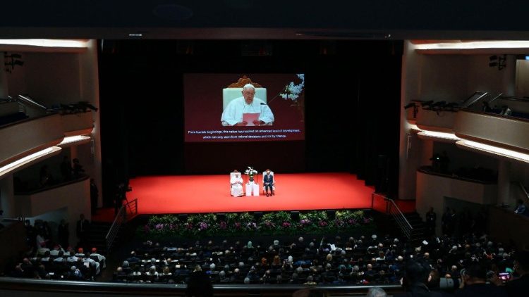 Srečanje s predstavniki oblasti in civilne družbe je potekalo v univerzitetnem kulturnem centru (University Cultural Centre)