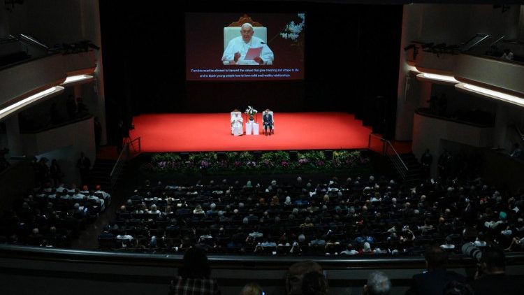 El Teatro del Centro Cultural de la Universidad Nacional de Singapur estaba abarrotado de autoridades, representantes de la sociedad civil y de miembros del Cuerpo Diplomático. (Vatican Media)