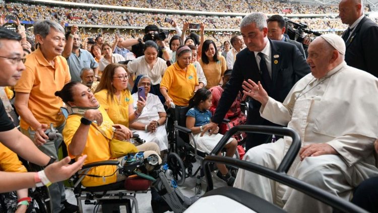 Papa Francisko akisalimiana na waamini mara baada ya Misa Takatifu