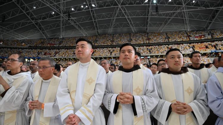 Um dos momentos da Missa presidida pelo Papa Francisco no Estádio Nacional de Singapura (Vatican Media)