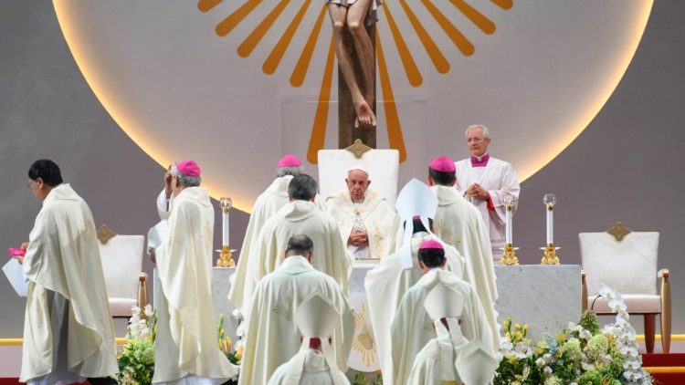 O Papa Francisco preside a Santa Missa no Estádio Nacional de Singapura (Vatican Media)