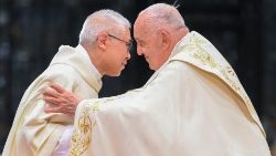 O abraço fraterno entre o cardeal Goh e o Papa Francisco durante a Santa Missa no Estádio Nacional de Singapura