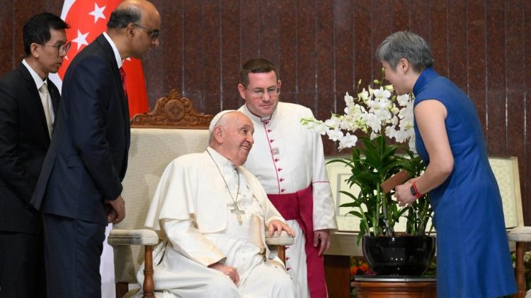 Papa Francesco a Singapore. Alla sua destra il presidente della Repubblica, Tharman Shanmugaratnam