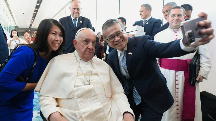 Le pape François avant l'embarquement pour Rome