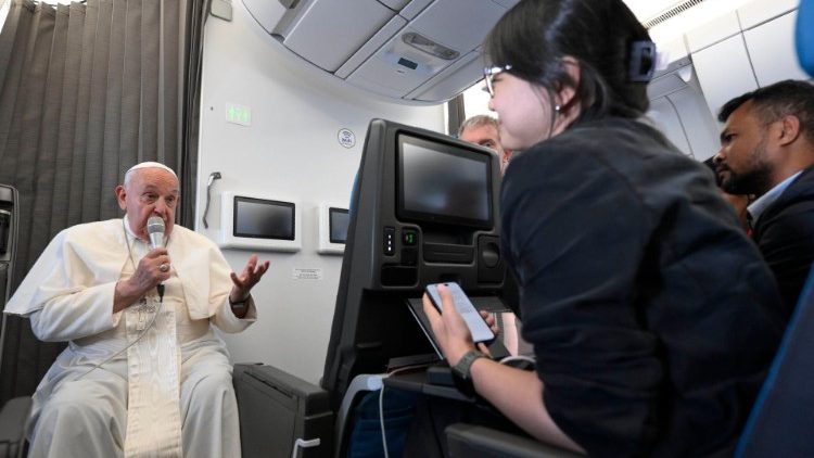 Papa Francisko akihojiana na waandishi wa habari