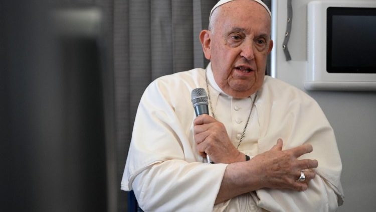 Il Papa durante la conferenza stampa sul volo di rientro dal viaggio in Asia