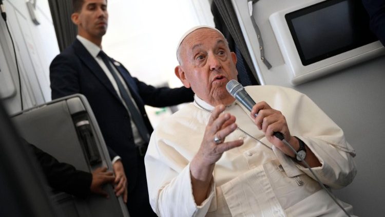 François dans l'avion du vol retour de son voyage en Asie et Océanie