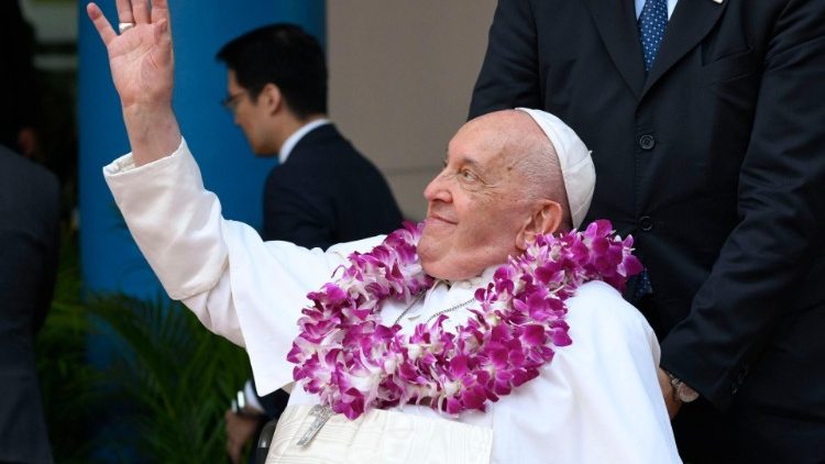 El Papa sale con entusiasmo de su encuentro con los jóvenes de Singapur