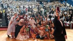 Il Papa con i giovani al Catholic Junior College