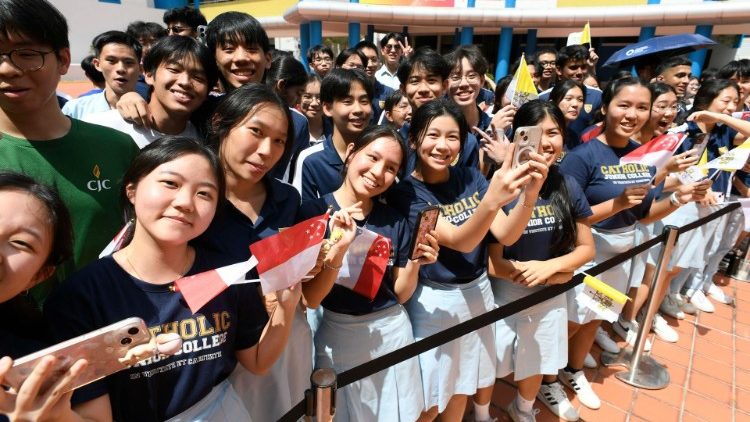 Begeistertes Warten auf Papst Franziskus in Singapur