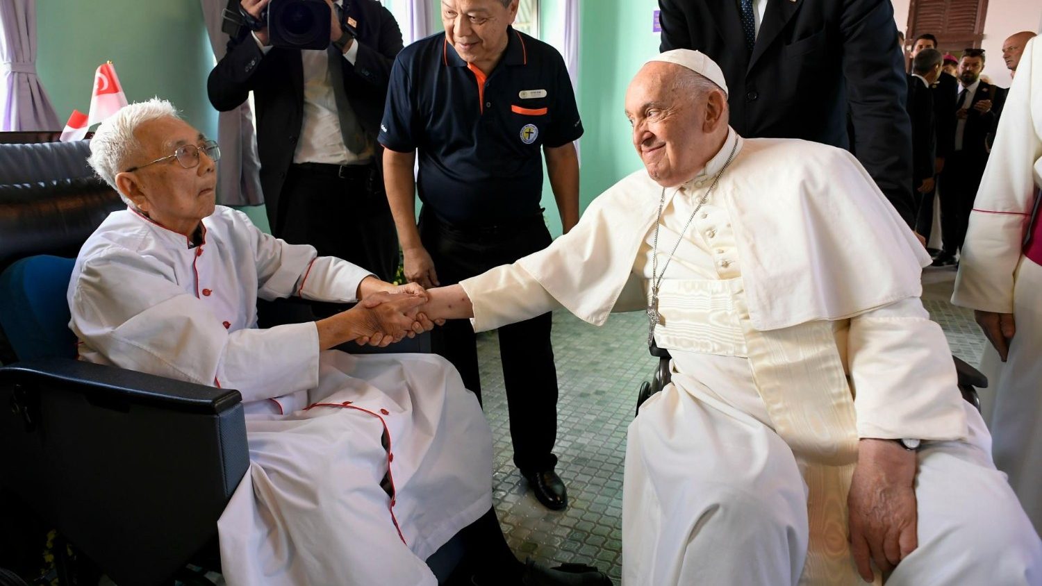 Francisco, con el arzobispo emérito de Singapur