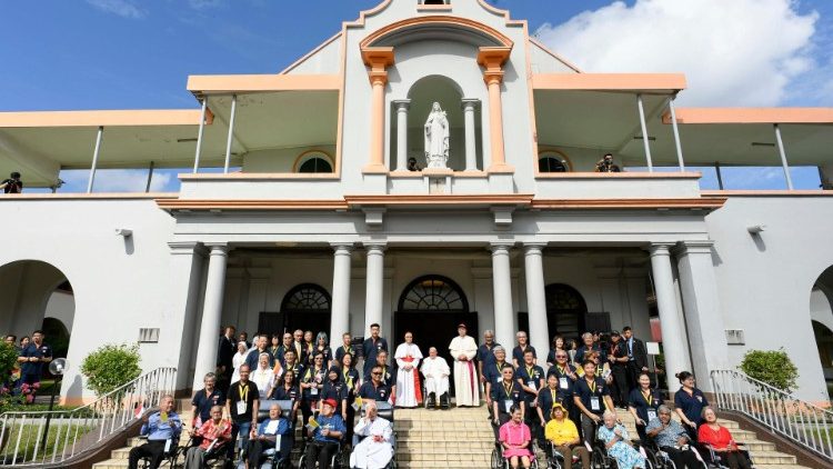 Papa Francisko amepata nafasi ya kuwatembelea wagonjwa na wazee Singapore