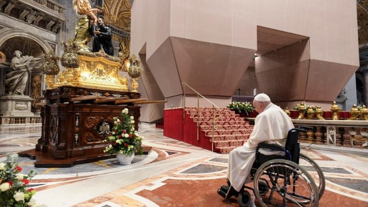 Francesco davanti alla statua di San Gaetano Thiene