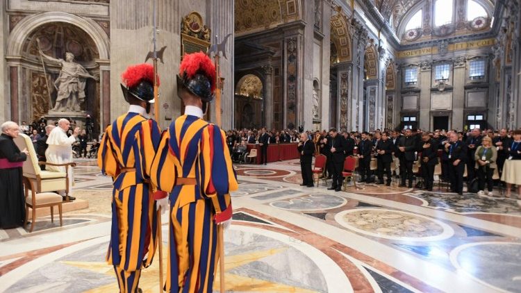 Un momento dell'incontro i partecipanti al pellegrinaggio promosso dai teatini 