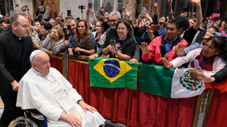 Il Papa mentre saluta alcuni pellegrini