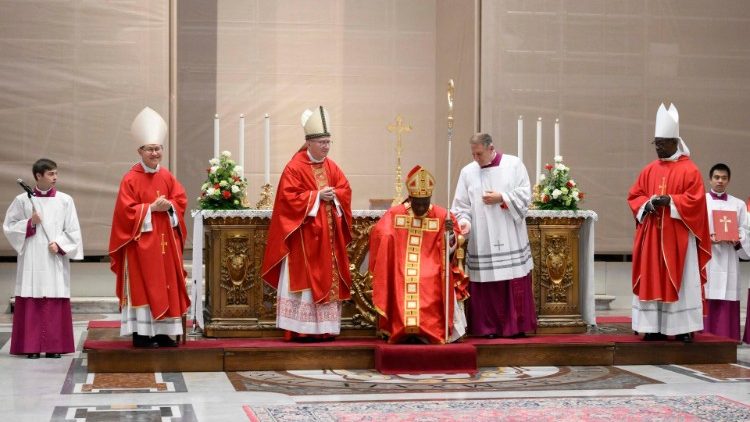 Mgr Julien Kaboré, nouveau nonce apostolique au Ghana, après les rites d'ordinations épiscopales, au cours de la messe présidée par le Secrétaire d'Etat du Saint-Siège et consécrateur principal, le cardinal Pietro Parolin (à gauche du nouvel évêque), samedi 14 septembre 2024.