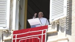 El Papa Francisco asomado desde el balcón pontificio para presidir la oración mariana del Ángelus.