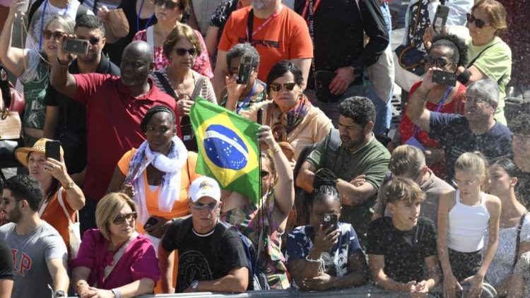 Fiéis e peregrinos reunidos na Praça São Pedro