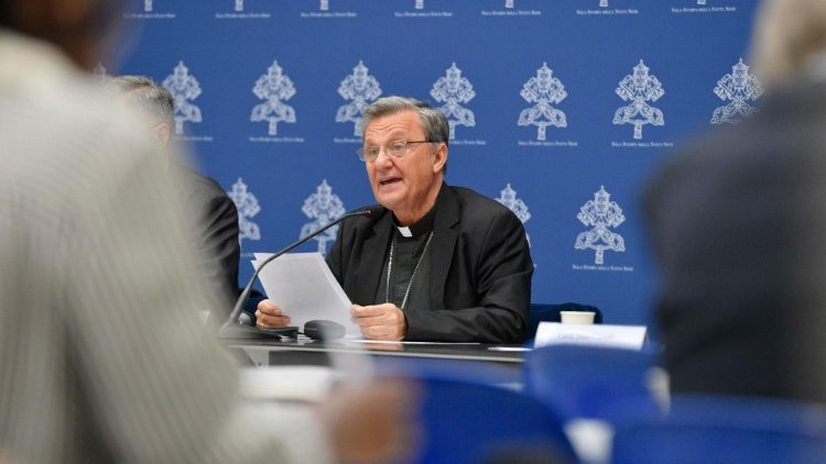 Il cardinale Grech, segretario generale del Sinodo, durante la conferenza stampa