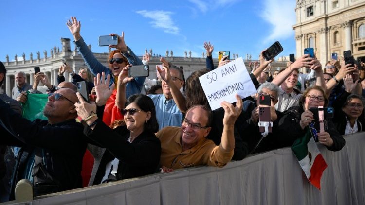 Alcuni fedeli presenti all'udienza generale