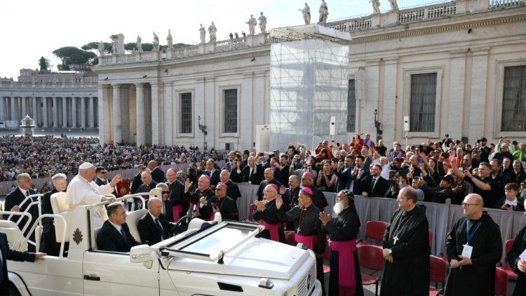 Il Papa mentre saluta alcuni partecipanti all'udienza generale