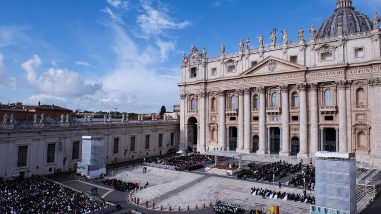 Piazza San Pietro gremita di fedeli