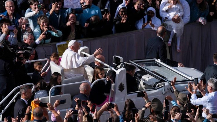 Francesco tra i fedeli sulla papamobile