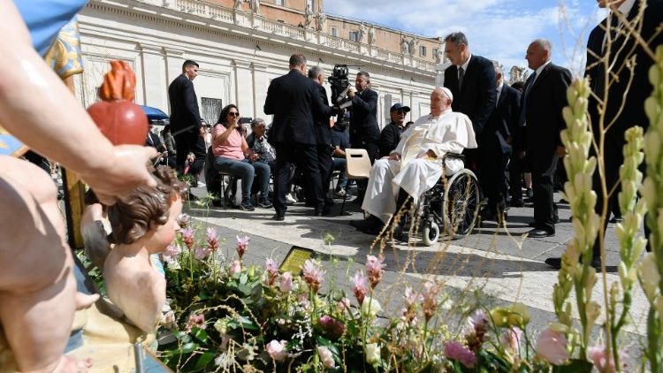 Il Papa durante i saluti a fine udienza generale