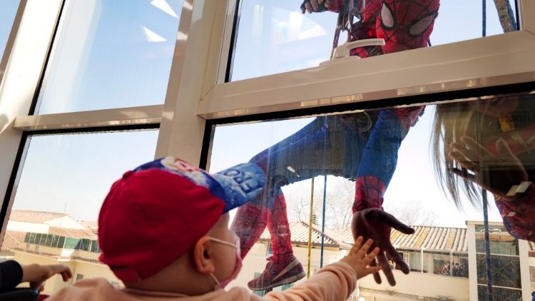 Crianças atendidas no hospital Bambino Gesù