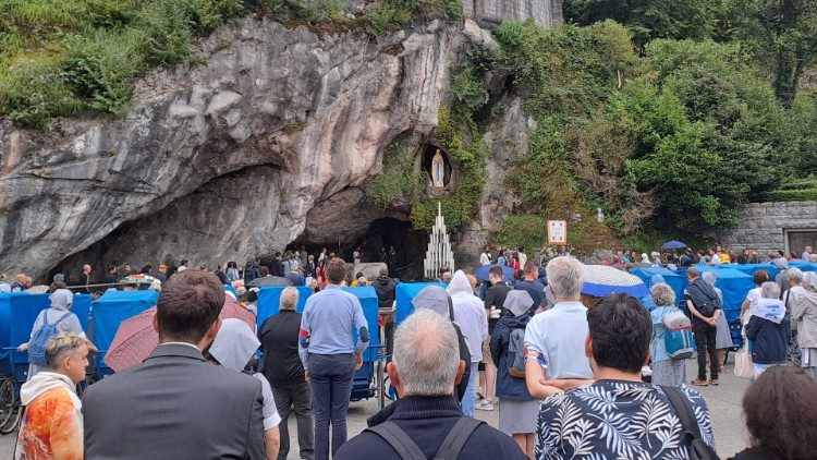 Les pèlerins de Bourges prient à la grotte du sanctuaire de Lourdes