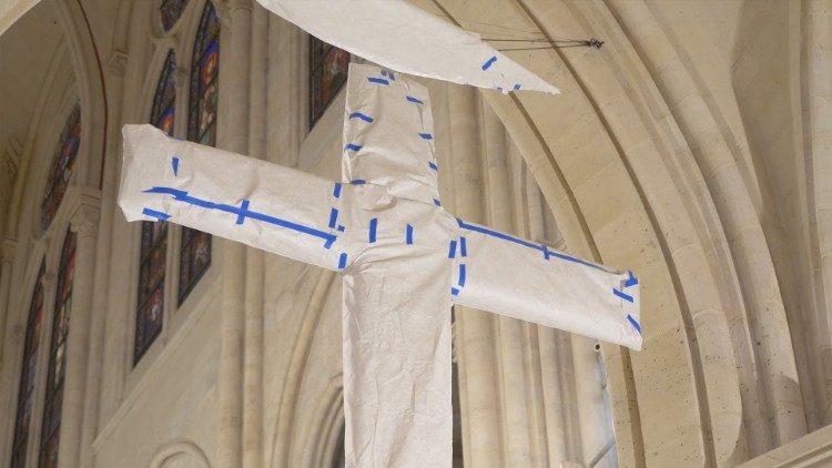 La Croix de la Cathédrale encore sous son enveloppe de protection