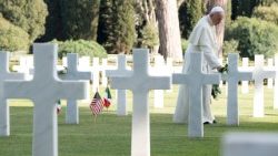 Im Jahr 2017 feierte der Papst die Heilige Messe zu Allerseelen auf dem Soldatenfriedhof in Nettuno