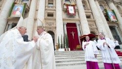 Papst Franziskus und der emeritierte Papst Benedikt bei der Heiligsprechung Johannes Pauls 2018