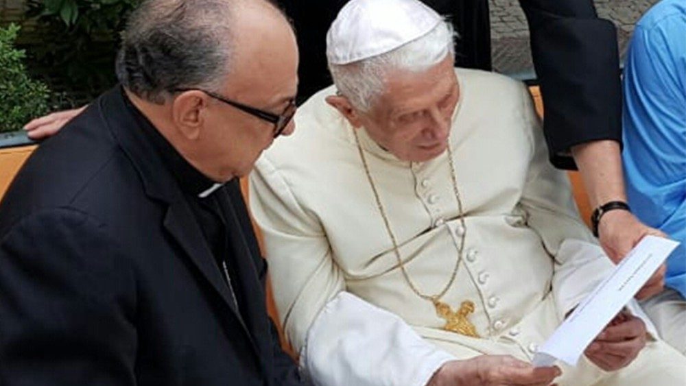 Foto de arquivo. Bento XVI com o cardeal Raymundo Damasceno Assis nos Jardins Vaticanos