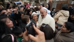 Papa Francisco durante visita surpresa numa periferia de Roma