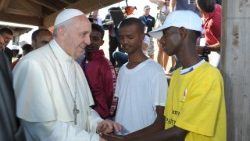 Juli 2013: Papst Franziskus mit Flüchtlingen auf Lampedusa