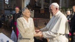 Papst Franziskus und eine Seniorin, während eines Pastoralbesuch des Papstes in Bologna und Cesena 2018 