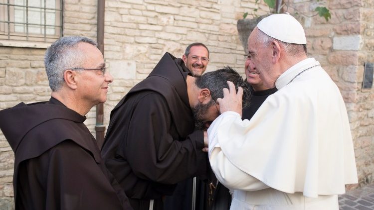 Der Papst im Gespräch mit Franziskanern in Assisi 2016