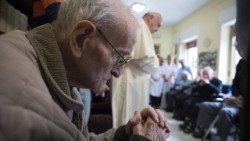 2016 hat Papst Franziskus ein Pflegeheim für betagte Priester in Rom besucht