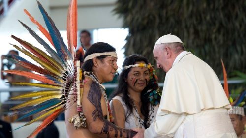 El Papa Francisco con los pueblos indígenas de la Amazonia en Puerto Maldonado en 2019.  