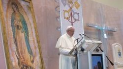 Papst Franziskus hat 2017 Mexiko besucht. Hinter ihm: eine Darstellung des Gnadenbilds von Guadalupe - und die Vatikanfahne