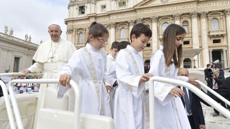 Papst Franziskus (ganz links) bei der Generalaudienz am Mittwoch