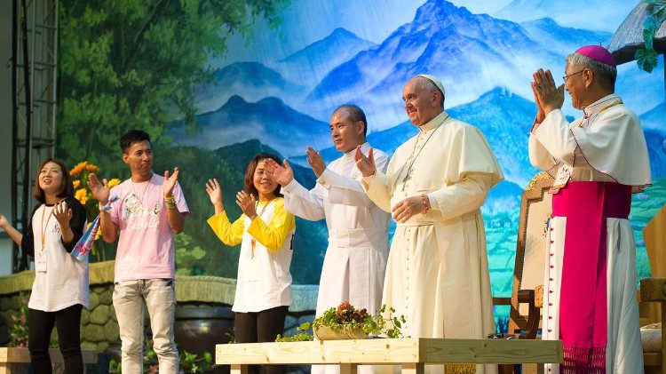 Папа Франциск на зустрічі з молоддю під час Апостольської подорожі до Південної Кореї 2014 року 